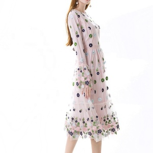 เดรสฤดูร้อนแบบใหม่ขายดี เป็นมิตรกับสิ่งแวดล้อม สำหรับผู้หญิง ตกแต่งด้วยผ้าตาข่ายปักลาย พร้อมเดรสยาวปานกลางแขนยาวสวยหรูสำหรับสุภาพสตรี - Product Image 3