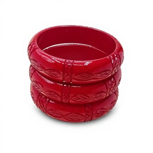 Ensemble de bracelets classiques en acrylique rouge avec motif végétal pour la mode féminine - Product Image 1