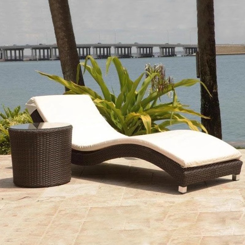 1 lit avec coussin + table basse