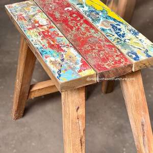 El taburete Rita Gap presenta un trabajo artesanal único en madera recuperada, colores vibrantes y un diseño compacto. - Product Image 4