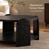 Table basse ronde noire de style mid-century avec base à panneaux texturés et étagère inférieure pour salon