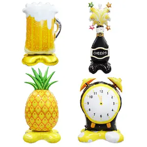誕生日のテーマパーティーの装飾の配置のための新しいベースビールボトルパイナップル目覚まし時計フルーツアルミホイルバルーン