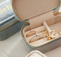 Mini boîte à bijoux en velours avec nom personnalisé blanc personnalisé étui de voyage étui de rangement portable en velours avec fermeture éclair pour anneau