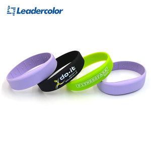 Pulsera RFID NFC <span class=keywords><strong>de</strong></span> Silicona Impermeable Pasiva <span class=keywords><strong>de</strong></span> 13.56Mhz Personalizada <span class=keywords><strong>de</strong></span> Fábrica para Eventos y Festivales - Product Image 2