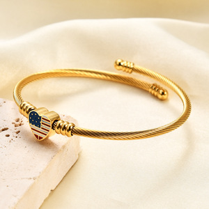 Bracelet en acier inoxydable plaqué or 18 carats en forme de cœur avec motif drapeau américain pour femme, bijou cadeau - Product Image 2