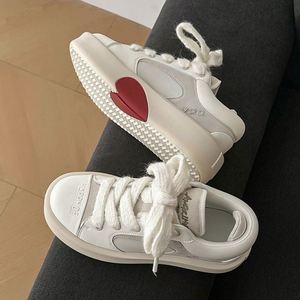 Zapatillas casuales unisex con diseño de corazón, estilo nicho Koala Gray, suela gruesa que aumenta la altura, zapatillas de moda para parejas. - Product Image 1