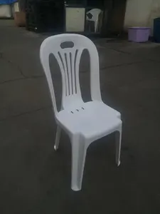 Белый пластиковый стул для отдыха без рук