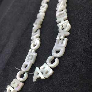 MOP nácar cuentas de concha inicial concha de agua dulce 26 cuentas de letras cuentas del alfabeto para la fabricación de joyas DIY - Product Image 4