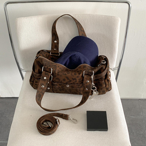 <span class=keywords><strong>Sac</strong></span> à bandoulière imprimé léopard sur mesure, nouvelle arrivée, sacs à bandoulière à rivets tendance pour femmes et hommes, sacs fourre-tout - Product Image 1