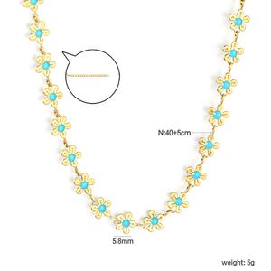 Collier ras du cou minimaliste en acier inoxydable plaqué or PVD 18 carats avec pendentif marguerite, bijou tendance en forme de fleur, collier personnalisé - Product Image 2