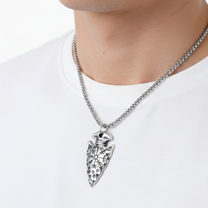 Collier pendentif bouclier en acier inoxydable pour femme, design géométrique blanc antique, style marteau de Thor - Product Image 2