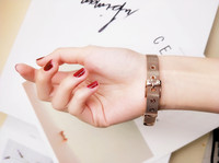 Gelang Jam Tangan Wanita Baja Titanium Berlapis Emas Kustom Roman Latar Belakang Hitam Tahan Minyak Anti Luntur Desain Sederhana