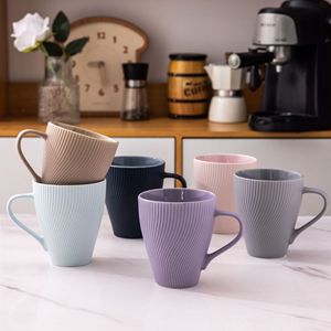 Taza de Café de Cerámica con Rayas Verticales Estilo Nórdico Minimalista, 350 ml, Acabado Mate, Taza de Té de Alta Gama <span class=keywords><strong>para</strong></span> Oficina y Hogar con Asa, Regalo <span class=keywords><strong>para</strong></span> <span class=keywords><strong>Parejas</strong></span> - Product Image 1