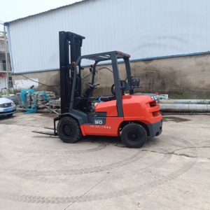 Chariot élévateur diesel Toyota, capacité 30 tonnes, couleur rouge, avec siège et mécanisme de levage de mât, pour usage industriel - Product Image 2