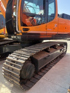 Chargeuse-pelleteuse sur chenilles Hyundai d'occasion, importée, 30 tonnes, moteur et transmission d'origine, modèle 2022, capacité de godet 1,5 m³ - Product Image 3