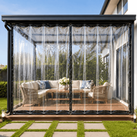 Rideau d'extérieur personnalisé en PVC transparent laminé, imperméable et tissé, avec bords renforcés et œillets pour terrasse, pergola, gazebo, ou enclos.