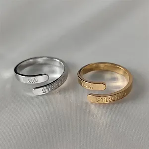 Venta al por mayor de acero inoxidable 18K oro plata chapado en oro rosa dos tonos personalizado 3D Nombre del dedo personalizado dos anillos de nombre para regalos