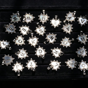 QIUHAN Ciondolo a Forma di Cuore in Conchiglia Bianca Placcato Oro 18K con Zirconi A-Z e Catena a O, Regalo Personalizzato per Amici, Collana con 26 Lettere - Product Image 3