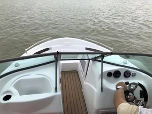 Yate de Fibra de Vidrio de 5.5 <span class=keywords><strong>Metros</strong></span> para <span class=keywords><strong>6</strong></span> Personas, Lujoso y Accesible, para Lago o Mar, con Motor Fuera de Borda de 115 Caballos de Fuerza, Cabina para Dormir en el Techo - Product Image 2