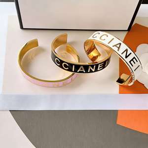 Joyería <span class=keywords><strong>de</strong></span> <span class=keywords><strong>Diseño</strong></span> <span class=keywords><strong>de</strong></span> Marca J <span class=keywords><strong>de</strong></span> Lujo Personalizada <span class=keywords><strong>de</strong></span> <span class=keywords><strong>Alta</strong></span> Calidad, Brazaletes Abiertos <span class=keywords><strong>de</strong></span> Acero Inoxidable Chapados en Oro <span class=keywords><strong>de</strong></span> 18K, Catálogo <span class=keywords><strong>de</strong></span> Diseñador - Product Image 2