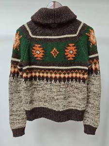 Chaqueta de punto con capucha estilo Fair Isle artesanal, con coloridos motivos geométricos en tonos verdes, marrones y neutros - Product Image 2