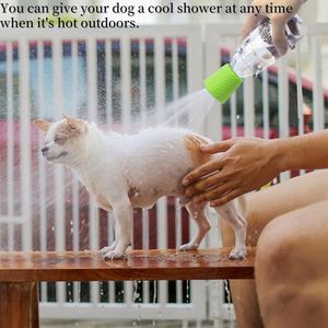Vente flash : Douchette portable pour chien avec bouteille d'eau en silicone, idéale pour les accessoires de douche en camping en plein air - Product Image 3