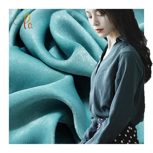 顶级批发时尚纺织编织100% 涤纶天鹅绒缎面卷装面料