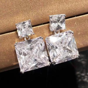 Tiffany & Co. Boucles d'oreilles clous en cristal, argent 925, sertissage griffe géométrique, classiques pour femme, usage quotidien - Product Image 4