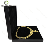 Boîte à bijoux carrée classique de luxe en cuir PU noir Shero, élégante et gravée, pour colliers, bagues, boucles d'oreilles - Design personnalisable