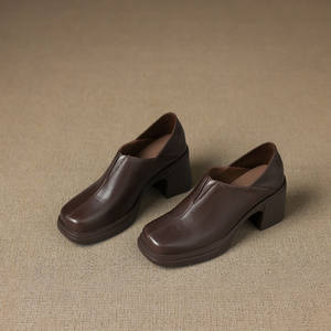 Botas de media pantorrilla ajustadas, modernas y versátiles para mujer, para otoño e invierno, con tacones gruesos. - Product Image 1