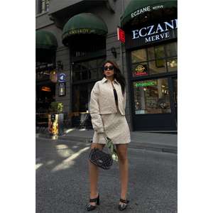 Conjunto de Chaqueta Corta Acolchada Beige y Falda para Mujer, Atuendo de 2 Piezas por Encima de la Rodilla con Detalle de Emblema - Product Image 4