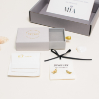 Ensemble d'emballage de luxe pour bijoux : Présentoir à boucles d'oreilles, Tissu anti-poussière, Boîte à tiroir personnalisée, Pochette, Cartes de remerciement imprimées, Boîte d'expédition