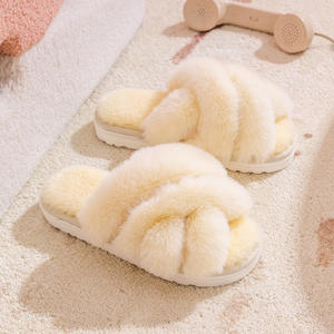 Nouvelles pantoufles en fourrure à semelle en PVC pour femmes, doublure en peluche, vente en gros de pantoufles pour femmes à prix raisonnable - Product Image 5