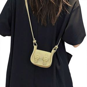 Sac bandoulière homme en PU, petit format carré, style urbain, polyvalent, tendance, mode niche, avec lettres, collection automne 2025 - Product Image 1