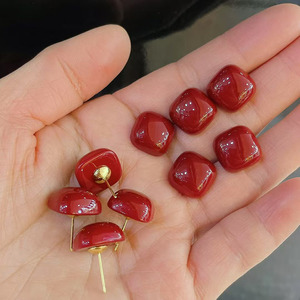 ต่างหูแบบติดหูทรงดอกไม้หัวใจสี่เหลี่ยมสีแดงเชอร์รี่ประดับมุกเทียมสีขาวชุบทอง 18k รุ่น EP1063 ดีไซน์เก๋ไก๋ทันสมัยสำหรับผู้หญิง ปี 2025 - Product Image 6