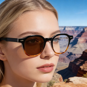 Lunettes de soleil à changement de couleur ZT-99304 pour femmes, verres PC UV400, monture noire en plastique et métal, protection solaire classe 2 - Product Image 1