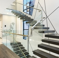 Escaliers flottants modernes en forme de L avec garde-corps en verre et main courante latérale