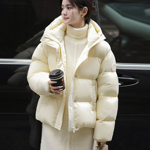 Doudoune épaisse à capuche pour femme - un choix idéal pour le temps froid. - Product Image 5