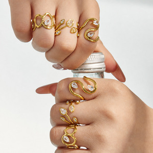 Anillo de zirconio con forma de gota de agua geométrica irregular, de acero inoxidable chapado en oro, minimalista, joyería de mano de nicho, anillo para el dedo índice para mujer. - Product Image 2