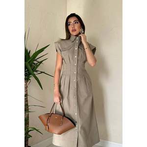 Robe plissée beige en gabardine, col rabattu, taille naturelle, tissu tissé, robe de carrière, coupe confortable, vente en gros - Product Image 4