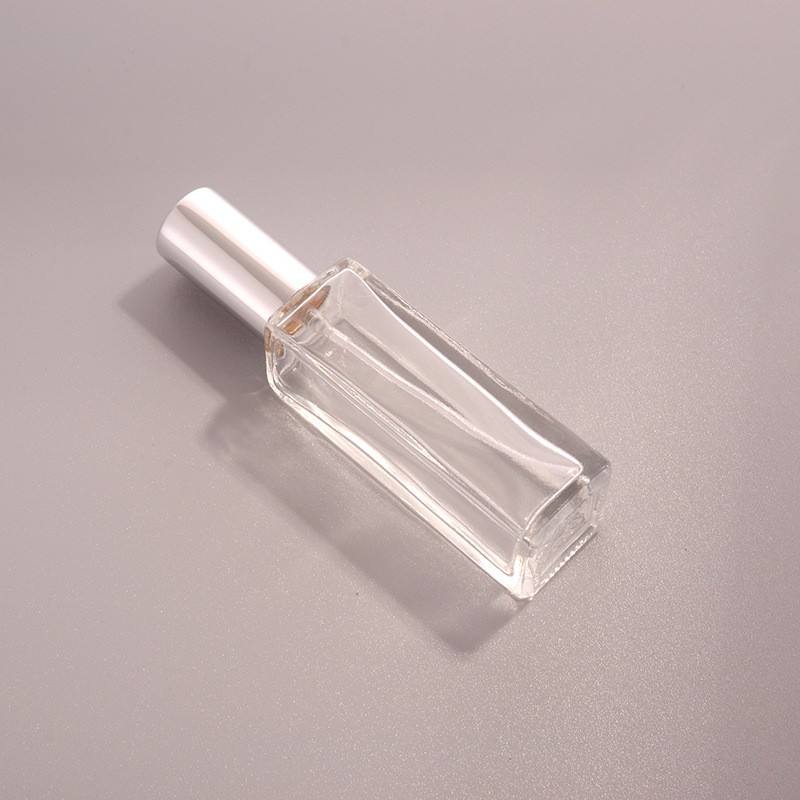 Bouteille carrée transparente avec couvercle argenté