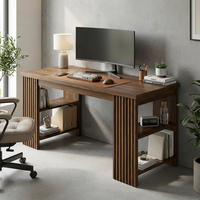 Escritorio Grande de Madera para Computadora con Estanterías Dobles Laterales, Estación de Trabajo con Acabado de Madera y Base de Listones Verticales para Oficina en Casa Familiar