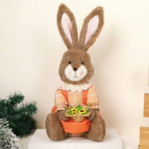 Ensemble de décorations de Pâques : Lapin en peluche assis marron moelleux avec panier de carottes et fleurs pour la maison ou comme cadeau - Product Image 5