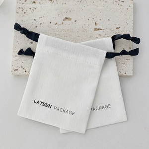 Sacs de protection en coton imprimés sur mesure à prix d'usine, pochettes à cordon en toile de coton blanc pour bijoux et colliers - Product Image 3