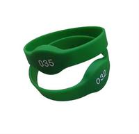 Échantillon client Impression de numéro de série populaire personnalisée Bracelet en silicone étanche NFC Bracelet en silicone RFID