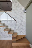 Escalier flottant moderne de luxe avec bande lumineuse LED, garde-corps en verre transparent, construction en bois massif, écologique et durable pour l'extérieur