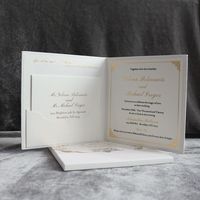 Invitation de mariage personnalisée en livre gaufré à couverture rigide avec monogramme doré et pochette RSVP pour événements de mariage