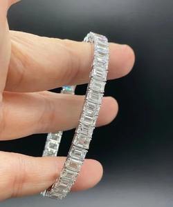 Bracelet tennis pour homme en diamant de laboratoire, avec fermoir mousqueton, diamants taille émeraude et baguette, pour les occasions de fête - Product Image 1