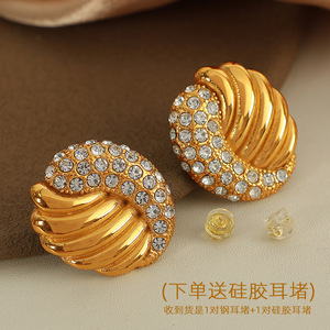 Pendientes de moda con forma de ala dorada con incrustaciones de perlas y diamantes para fiestas. - Product Image 3