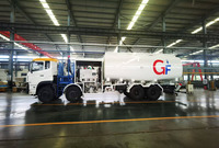 Camion de ravitaillement aérien CLW 8x4, capacité de 30 tonnes, ravitaillement sous pression, corps de réservoir en alliage d'aluminium, stockage d'huile Jet A-1 Wing, NFPA 407
